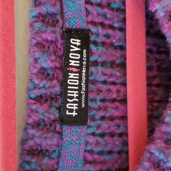 Fashionnova - Warm & Cozy knitted Vneck sweater - Picture 2 of 4